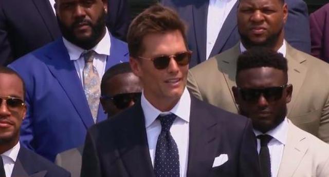 布雷迪退役轰动北美:与乔丹相比,他还是太嫩休闲区蓝鸢梦想 - Www.slyday.coM 布雷迪退役轰动北美:与乔丹相比,他还是太嫩休闲区蓝鸢梦想 - Www.slyday.coM