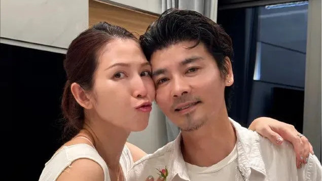 蔡少芬海港城红毯惊艳全场，52岁身材逆天，张晋为何甘做绿叶？