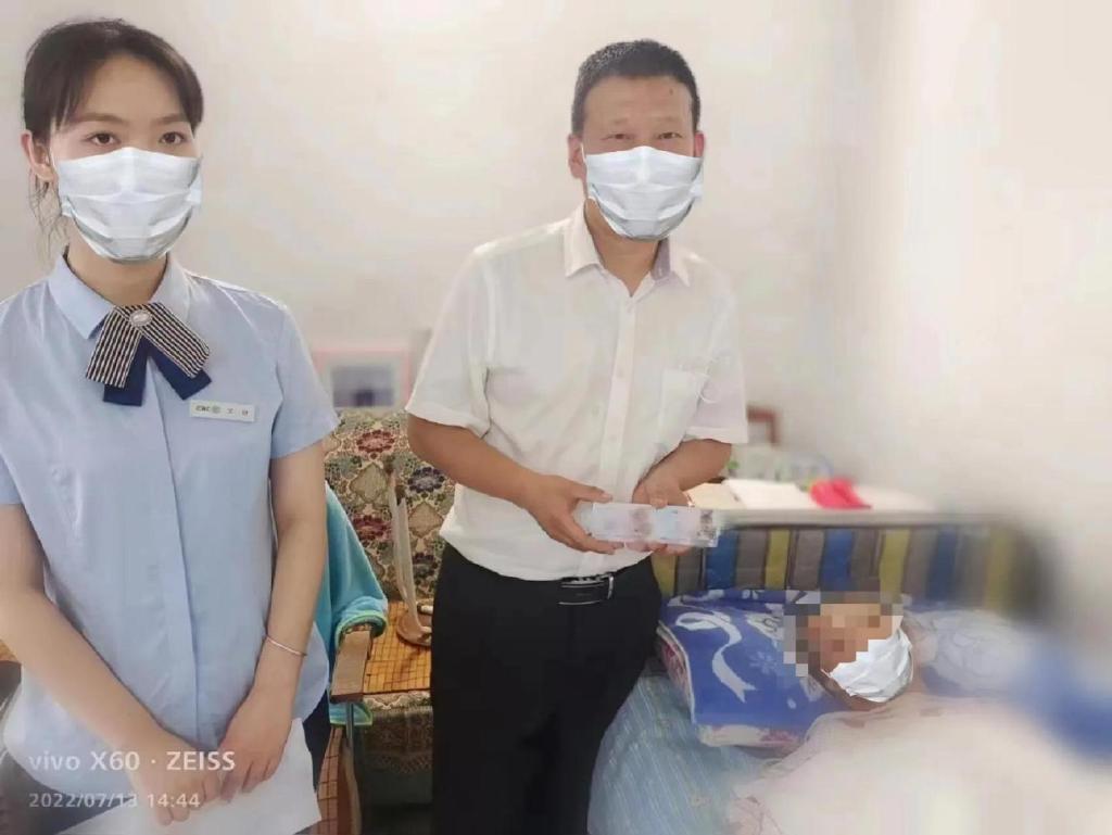 工商银行咸阳分行上门为老人办理社保卡更换业务