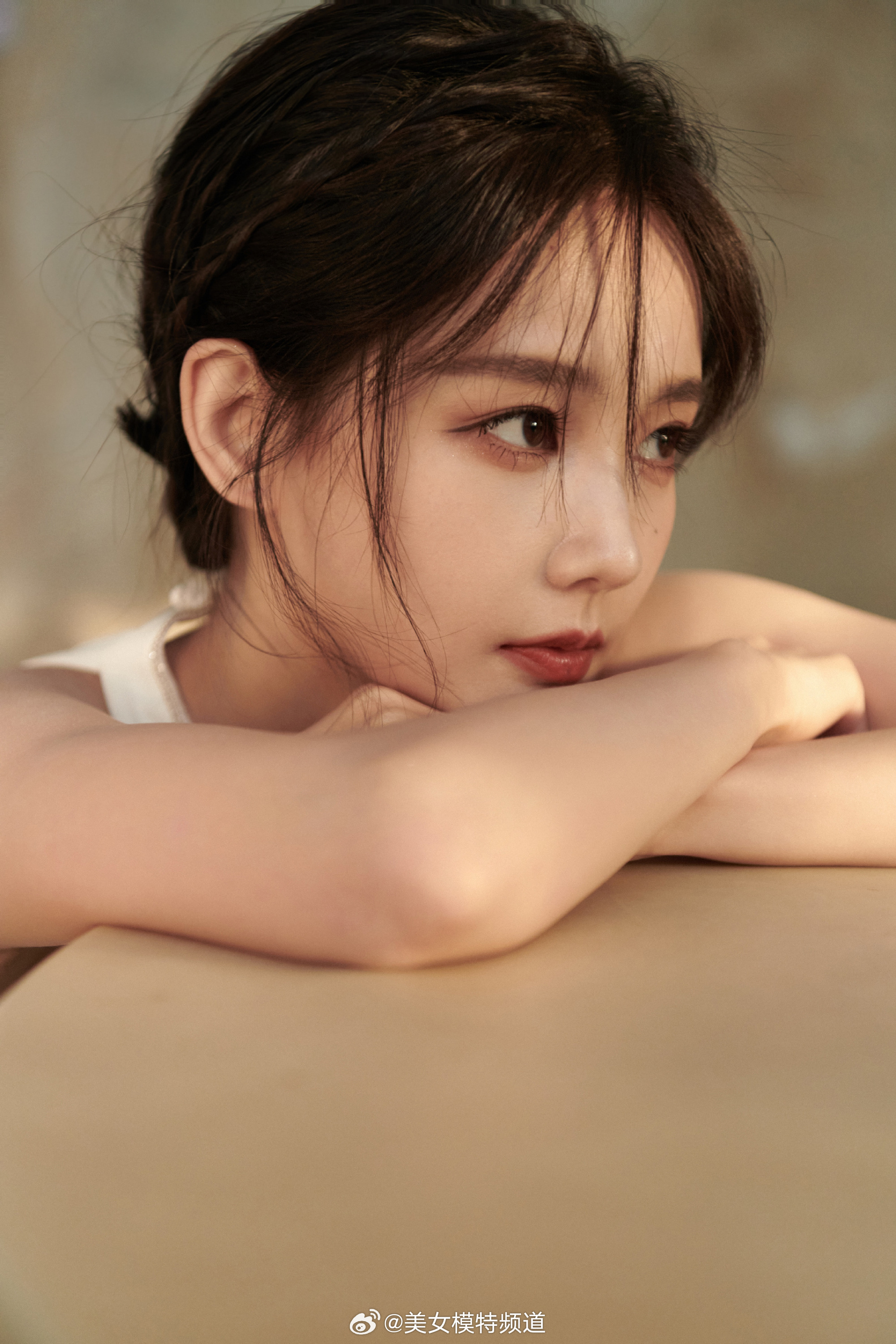 李一桐瓷白露背裙优雅亦知性