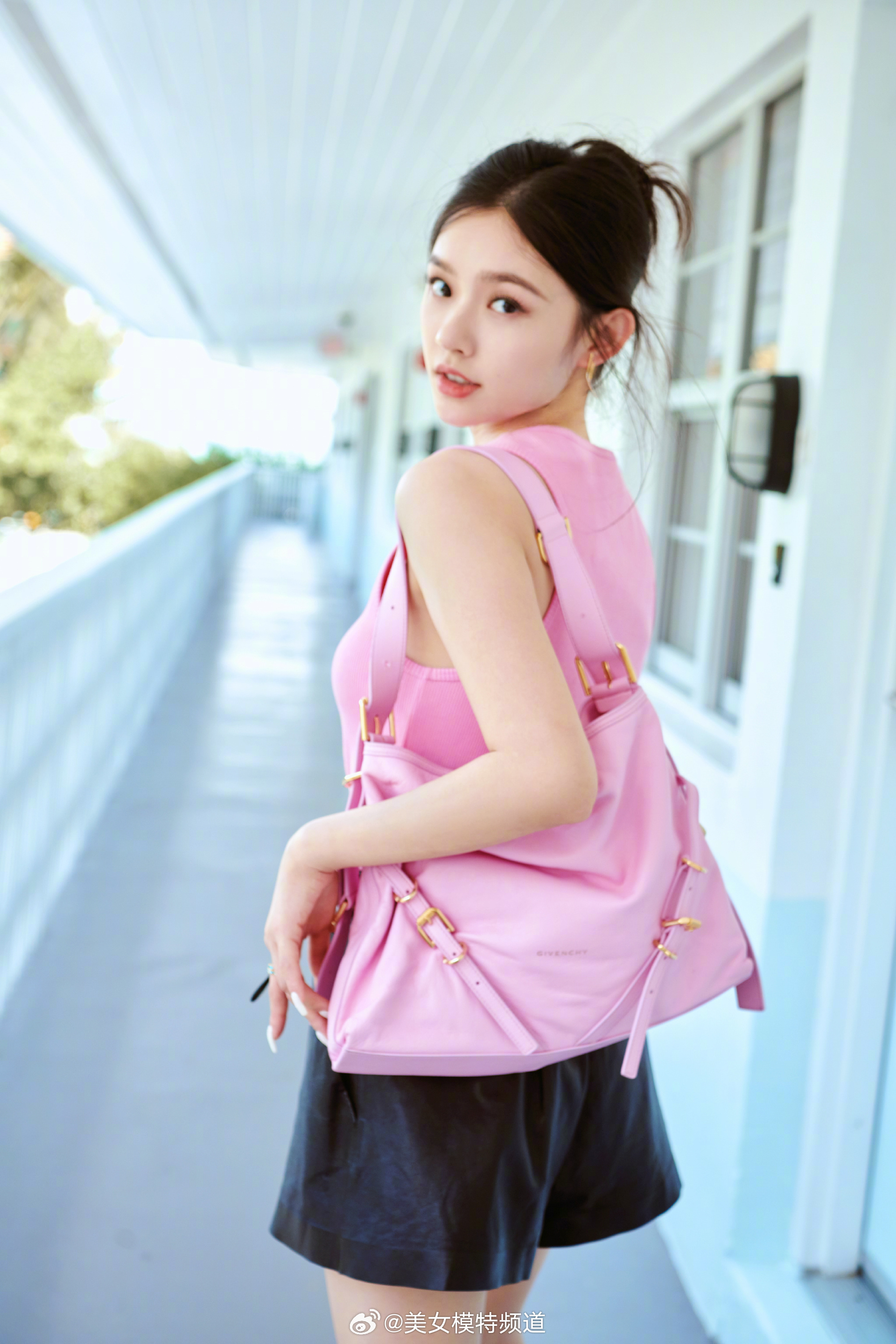 林允粉色小清新