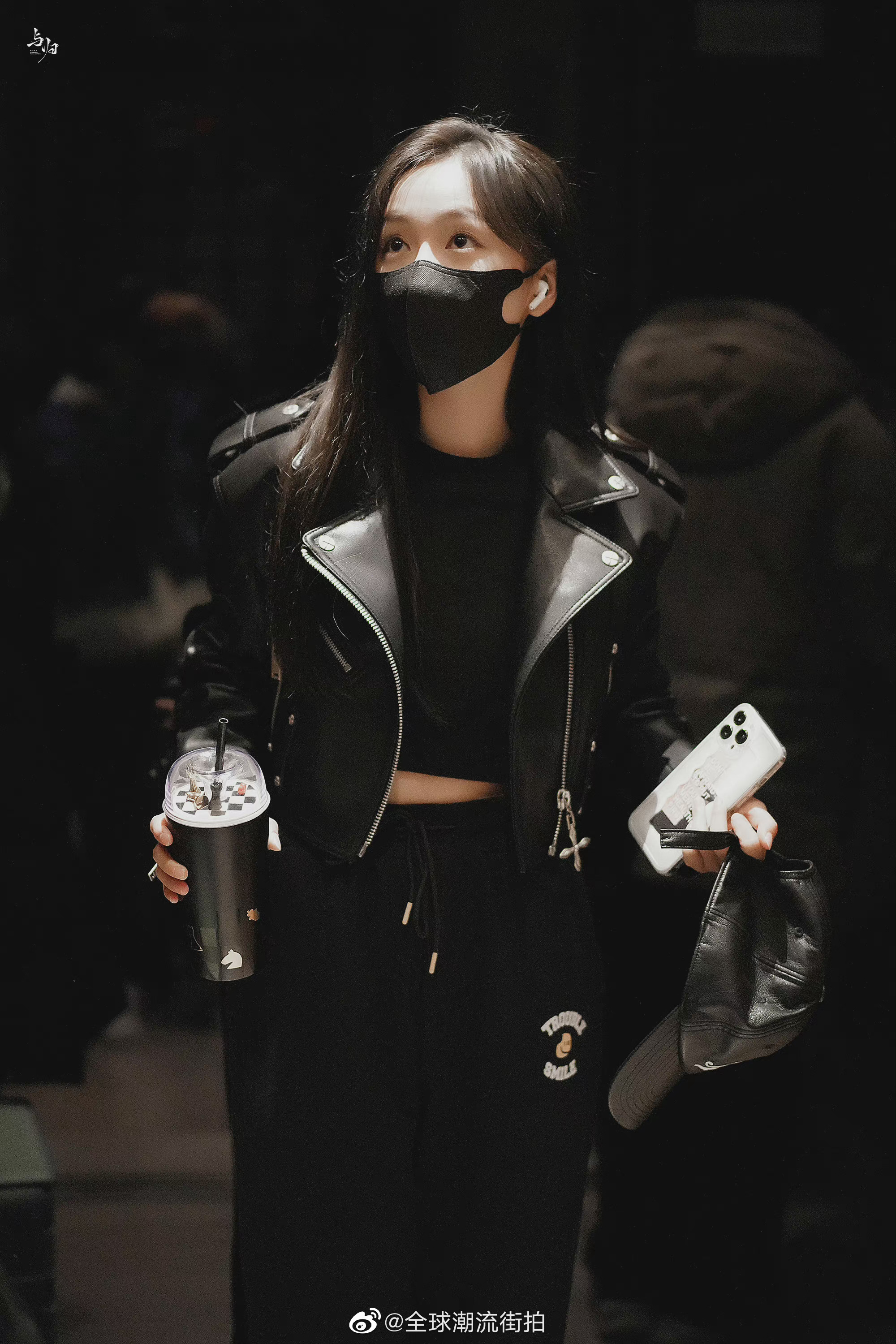 吴宣仪 身穿黑色短款半高领运动衫搭配同色系大衣-搜狐大视野-搜狐新闻