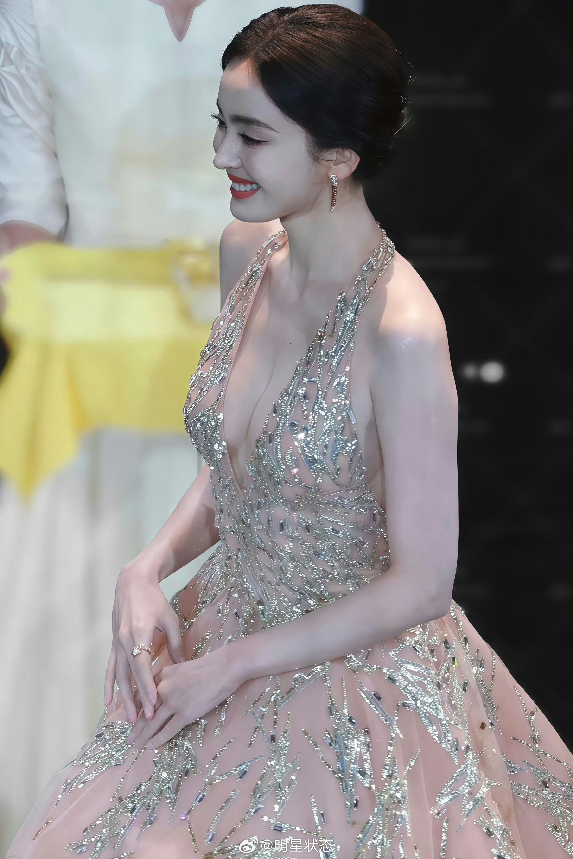 发现娜扎越来越喜欢真空了