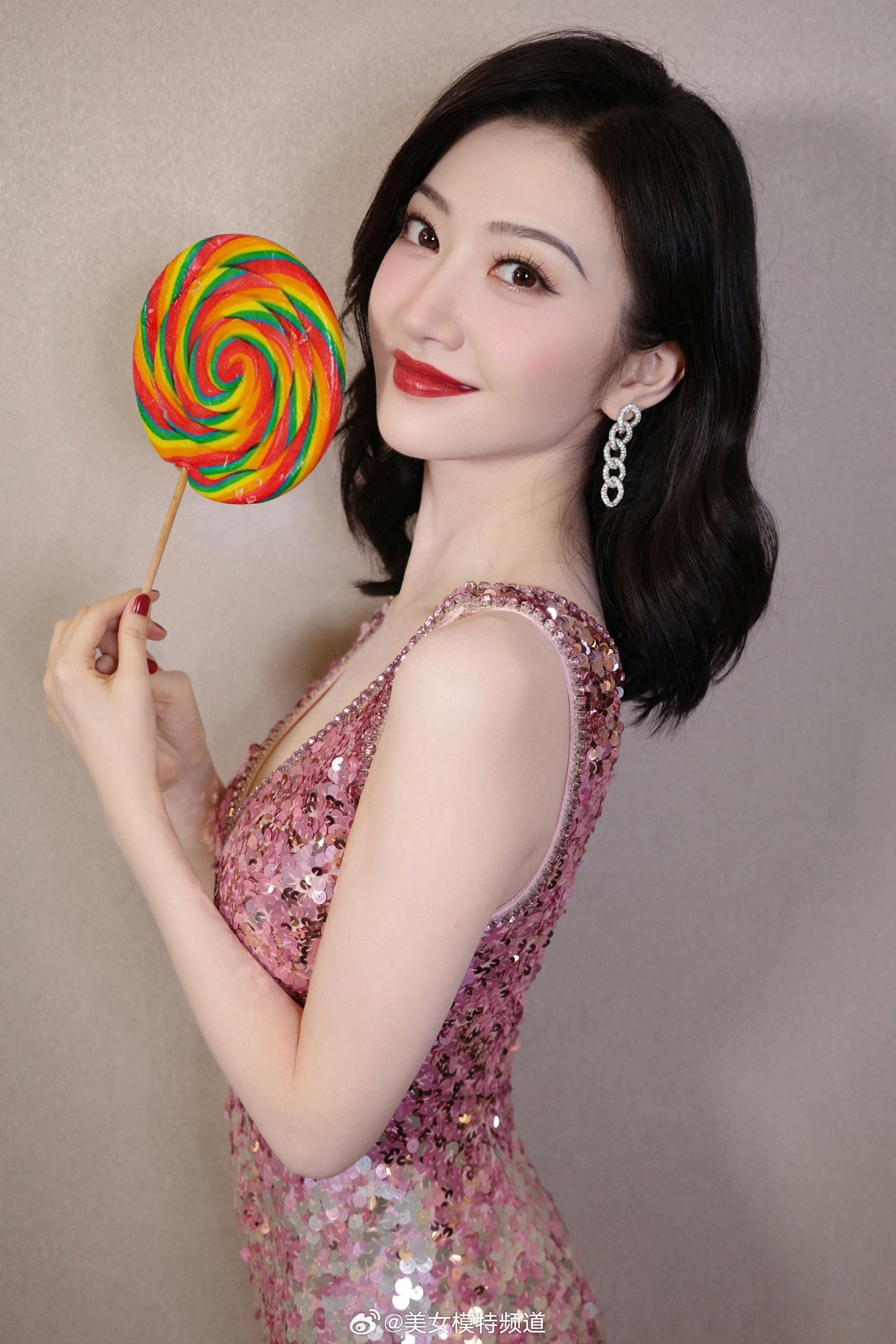 景甜粉色鳞片裙好美
