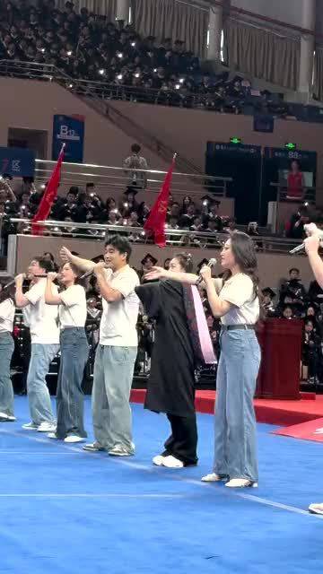 华科大学子、奥运冠军昌雅妮在毕业典礼现场领唱