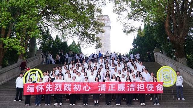 上饶师范学院广泛开展“清明祭英烈”活动