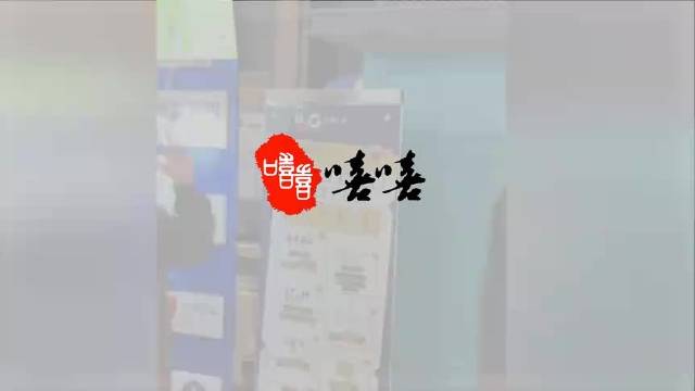 胡军带儿子康康现身，15岁胡皓康男子气概十足，挥手与粉丝打招呼