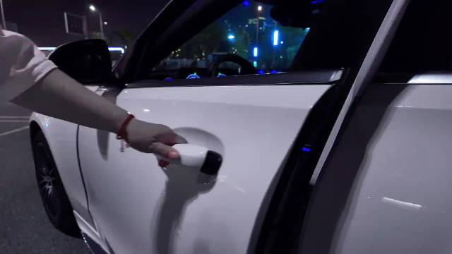 父母给20万让买迈腾却首付奔驰C级引村民议论