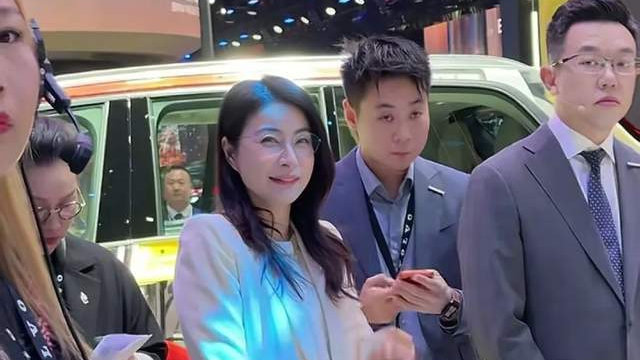 缺席小叔子婚礼后的郭晶晶，现身广州车展，穿一身白色西装很干练