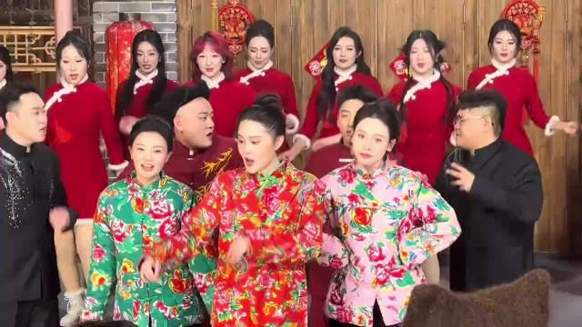 赵本山女儿球球太争气！175超模身材穿大绿棉袄开唱，姐弟合唱《小拜年》成传承名场面
