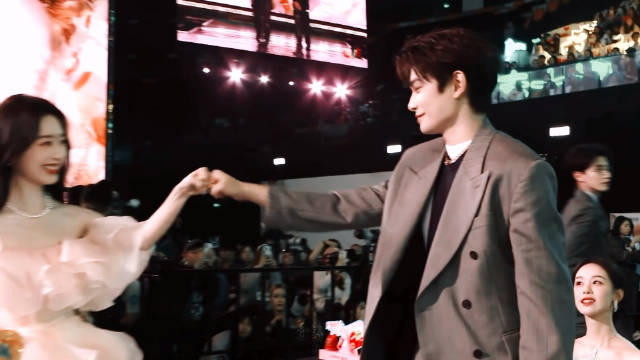 丁禹兮邓恩熙碰拳