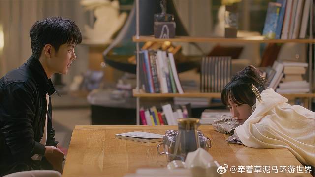 千金喝醉酒，穷小伙为引起她注意，下秒做法超逗