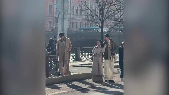 金莎孙丞潇录妻旅全程牵手，两人眼里只有彼此，身高成最萌身高差