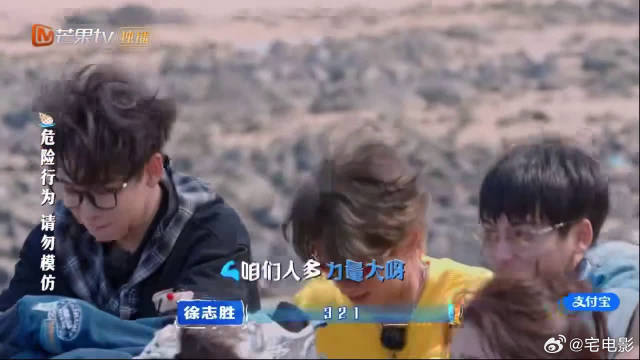 真的有被震撼到，秦岚沈月看着温柔，居然能一起搞定这么重的车，太厉害了