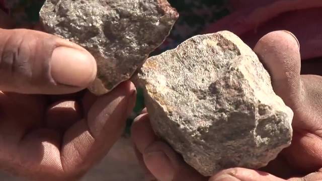 这里曾是黄金之城，当地人几百年来都以淘金为生，渴望能改变命运（1）