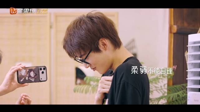 周柯宇反串娇羞演周挽，包上恩壁咚还原炽夏名场面