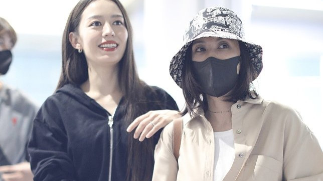 贾静雯和吉娜同框比美，俩人挽手同行，有说有笑，关系亲密。