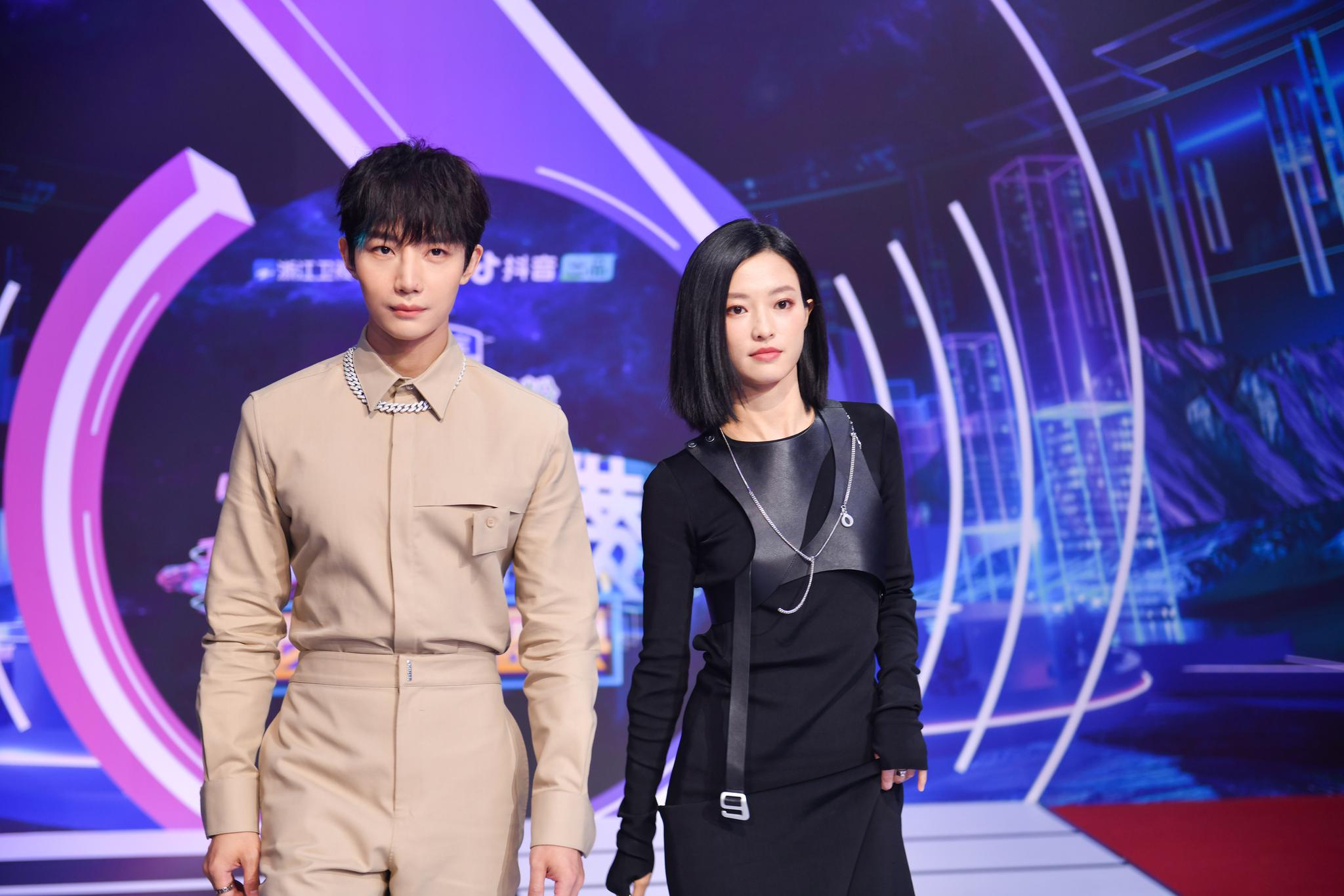马吟吟[超话]##百赞音乐盛典红毯##马吟吟超a露背黑色长裙# @马吟吟
