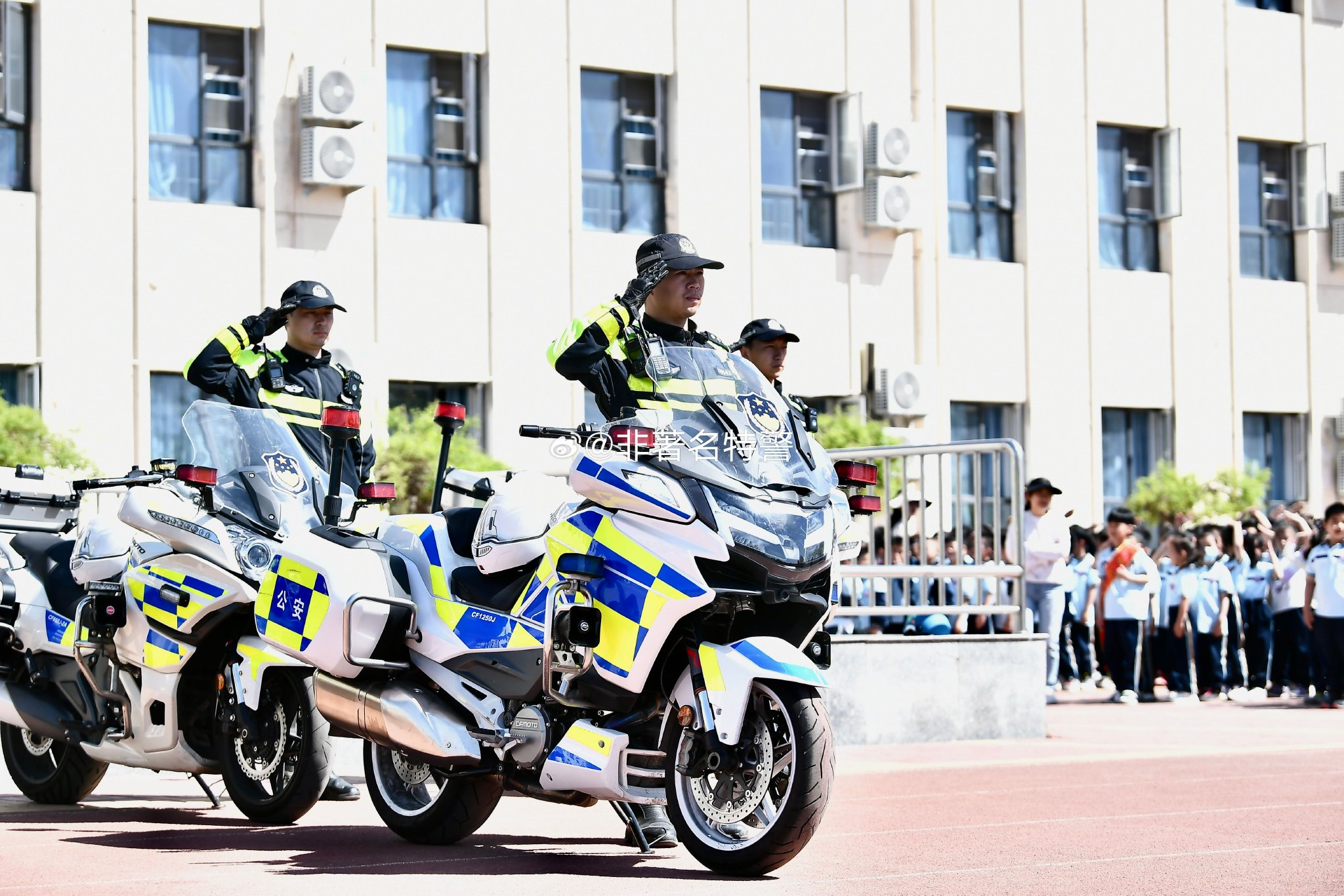 今日上午，天津公安铁骑护卫机动队走进西青区大寺中心小学