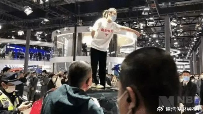 车顶维权女子败诉，赔偿特斯拉17万元，冤不冤？