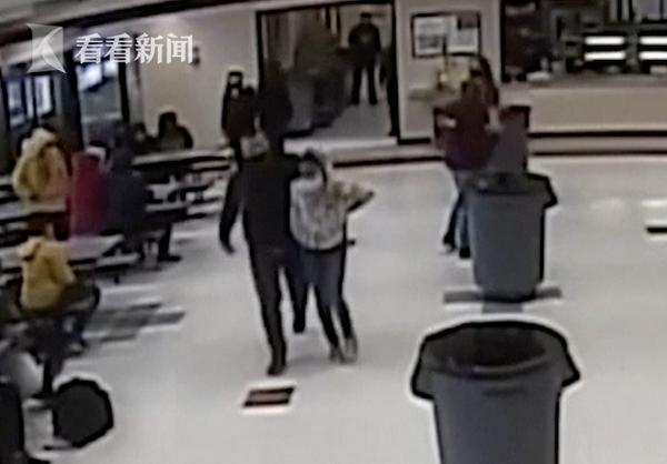美国一学校食堂发生冲突 女学生被警察跪压在地休闲区蓝鸢梦想 - Www.slyday.coM 美国一学校食堂发生冲突 女学生被警察跪压在地休闲区蓝鸢梦想 - Www.slyday.coM