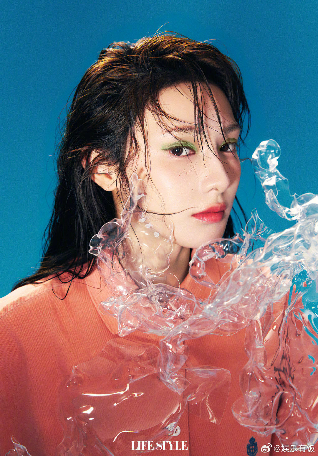 彭小苒登杂志封面挑战荧光绿眼影造型前卫