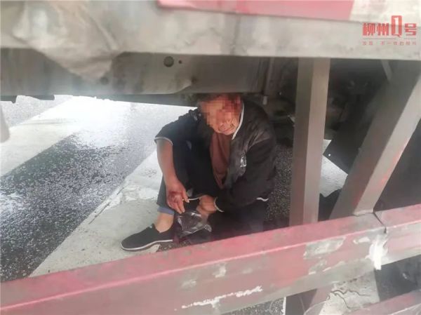 太惊险!电动车被大货车推行十多米,骑手滚进车底躲过一劫休闲区蓝鸢梦想 - Www.slyday.coM 太惊险!电动车被大货车推行十多米,骑手滚进车底躲过一劫休闲区蓝鸢梦想 - Www.slyday.coM