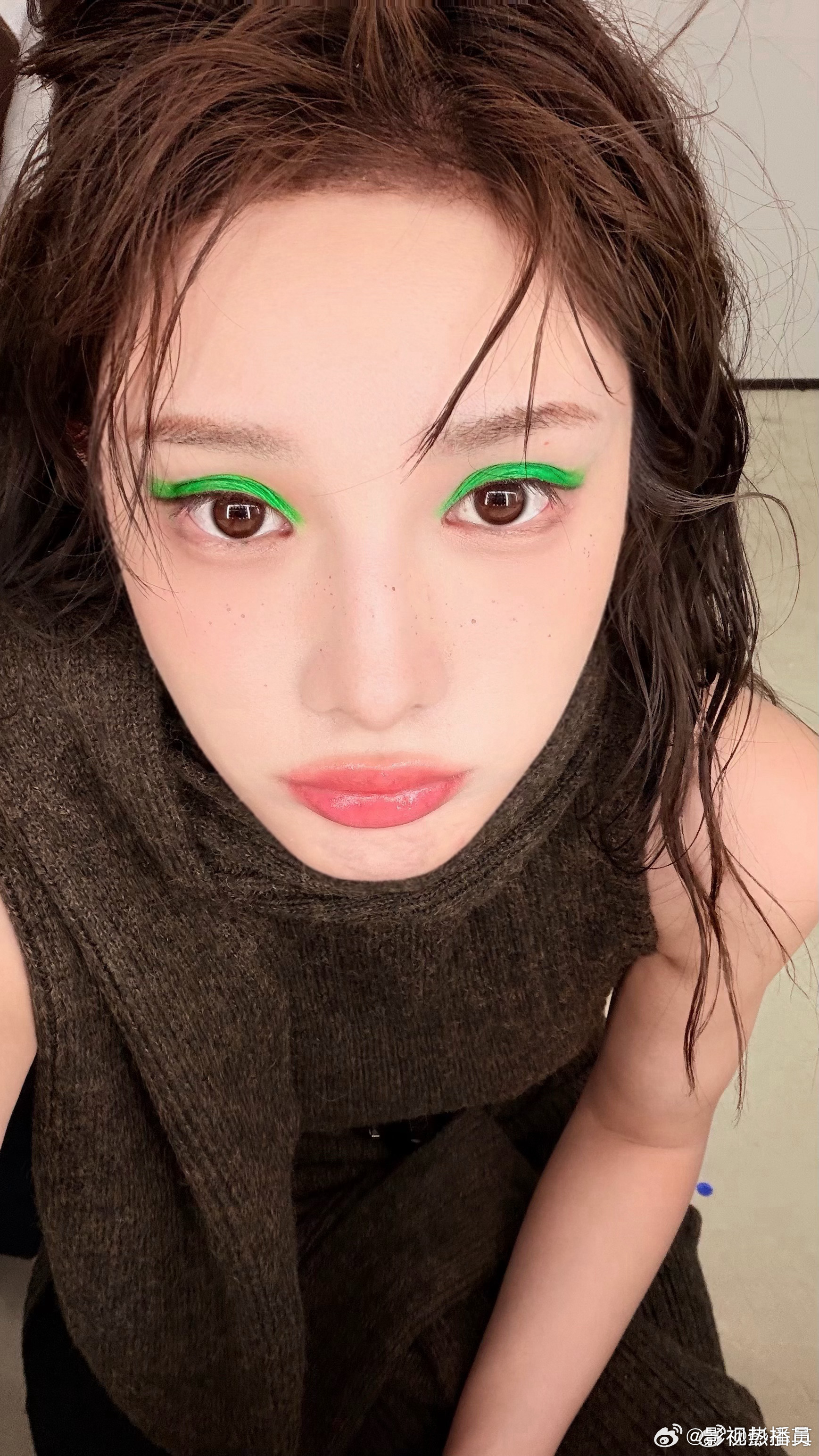 别人踩雷的荧光绿眼影，被彭小苒完美驾驭！眼妆灵动又酷炫，时尚表现力拉满