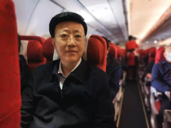 出席十三届全国人大五次会议的四川代表团抵京休闲区蓝鸢梦想 - Www.slyday.coM 出席十三届全国人大五次会议的四川代表团抵京休闲区蓝鸢梦想 - Www.slyday.coM