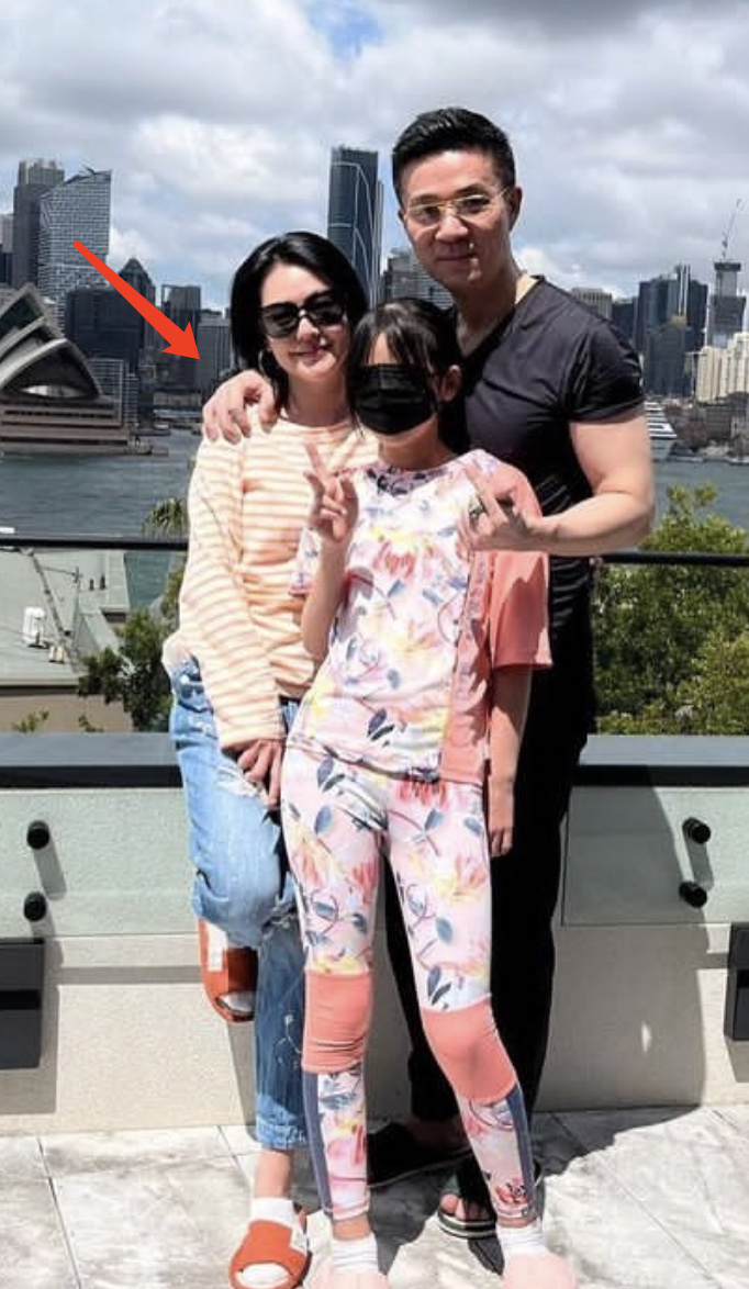 小S晒澳洲度假照久违秀恩爱,被许雅钧搂着肩膀,夫妻感情仍甜蜜