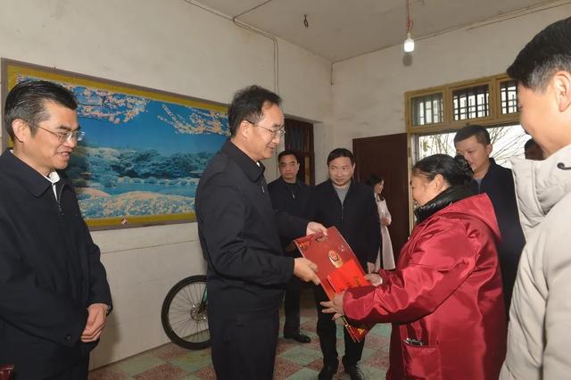 在萍乡市高坑镇敬老院,胡满松听取敬老院负责同志简