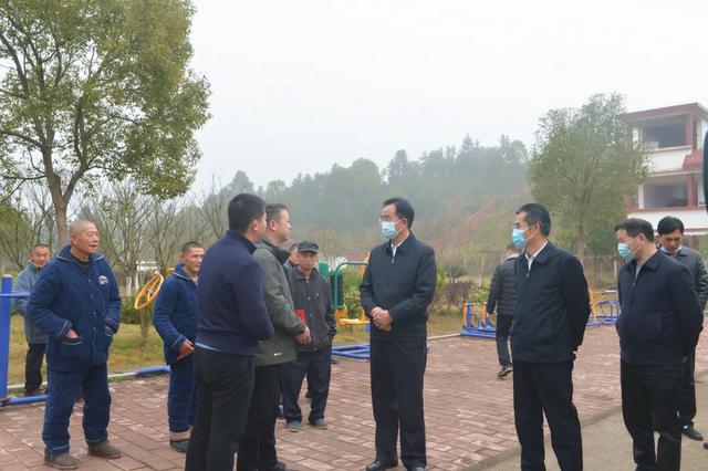 在江西德友科技有限公司,胡满松实地查看了公司运行