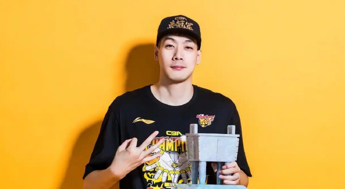 正式退出，3名老将官宣，涉及3豪门，1前锋+2中锋，共13次夺冠