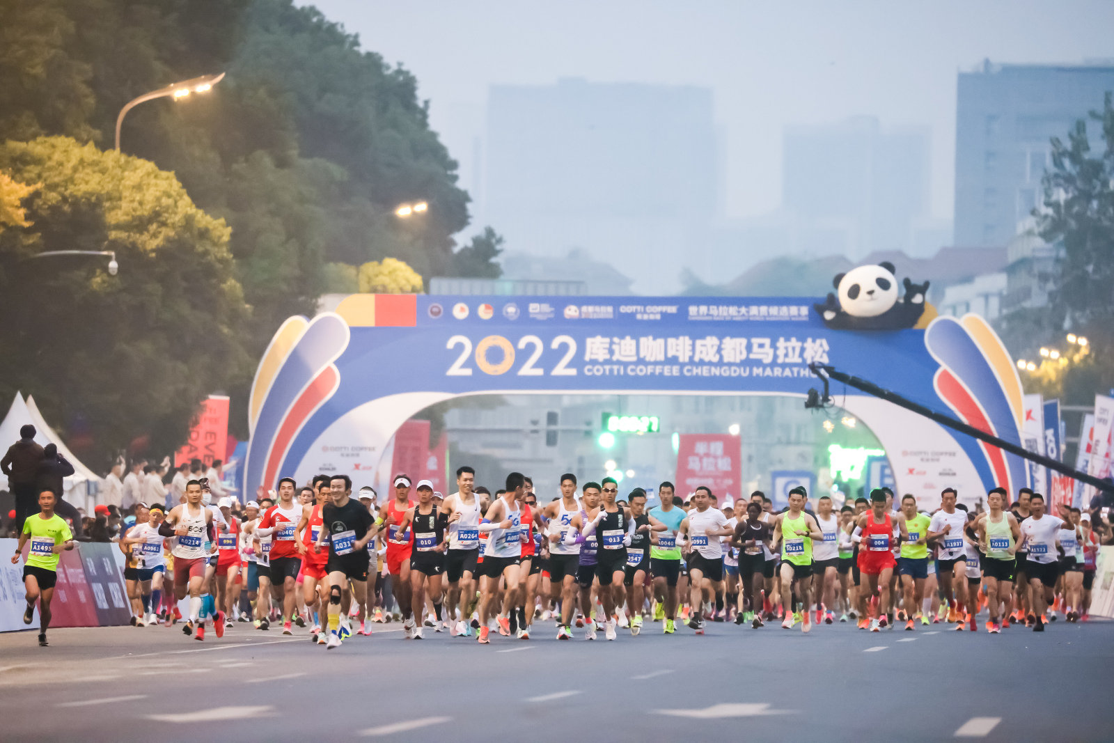 马拉松选手高温中坚持完赛感人瞬间频现赛事组织与安全保障遭质疑