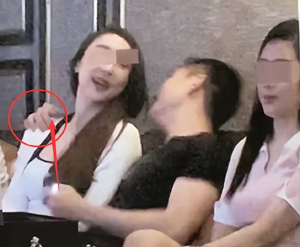 小S晒澳洲度假照久违秀恩爱,被许雅钧搂着肩膀,夫妻感情仍甜蜜