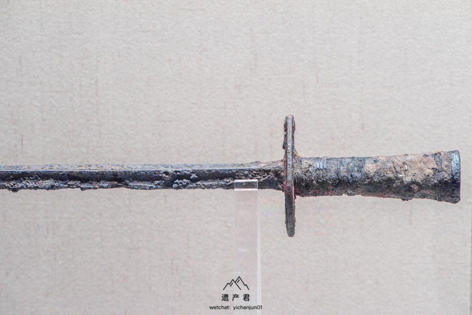 1 / 6 锏(jian)长而无刃,有四棱,多为双锏一起使用,属于短兵器,对马