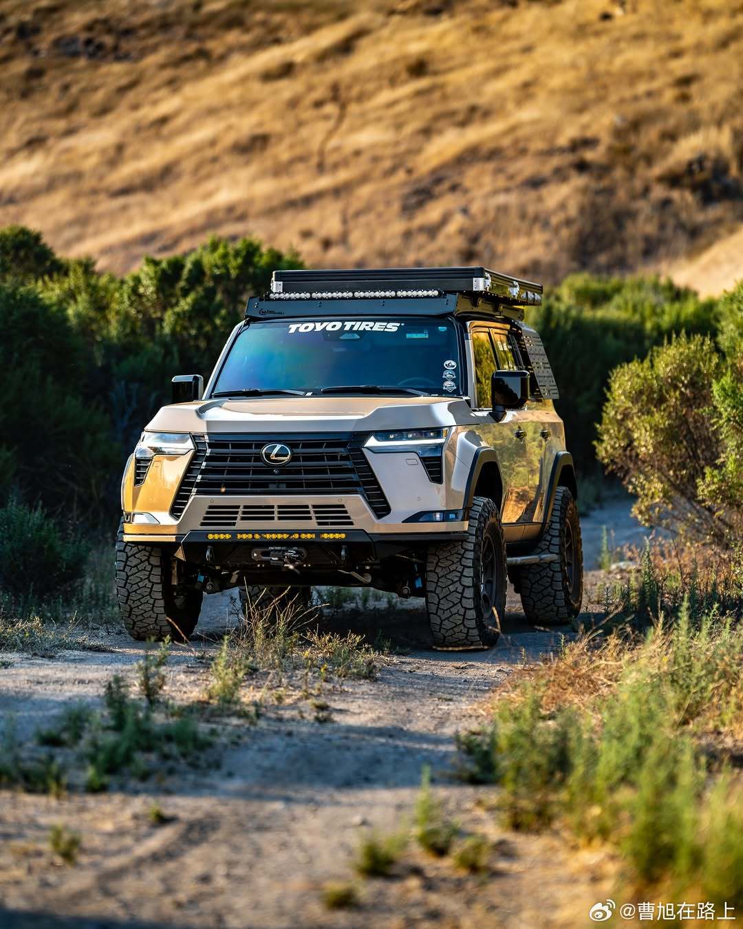 轱辘一宽 随便翻山 悬挂抬高 大河到腰 这也太帅了