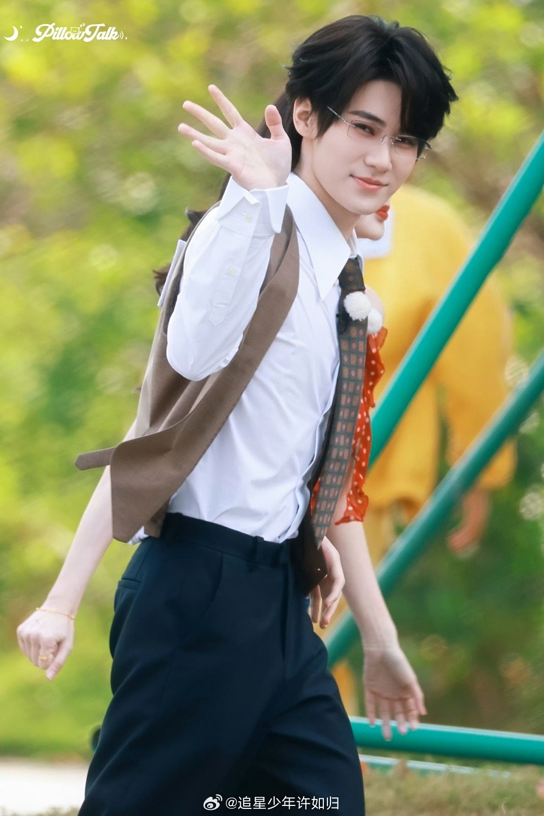 张真源戴金丝眼镜被调侃像要收购时代峰峻