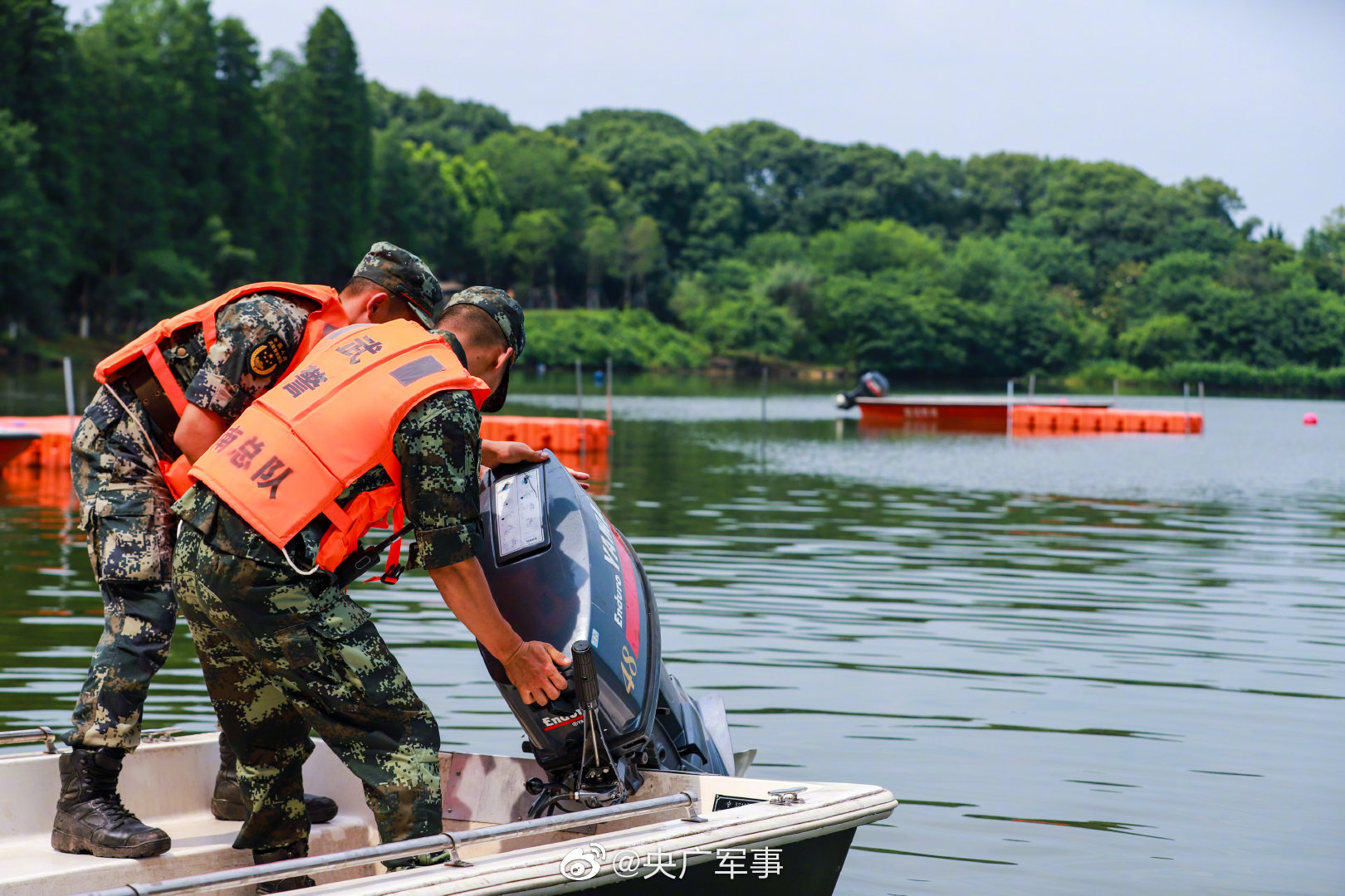 劈波斩浪！武警官兵开展冲锋舟操作手集训