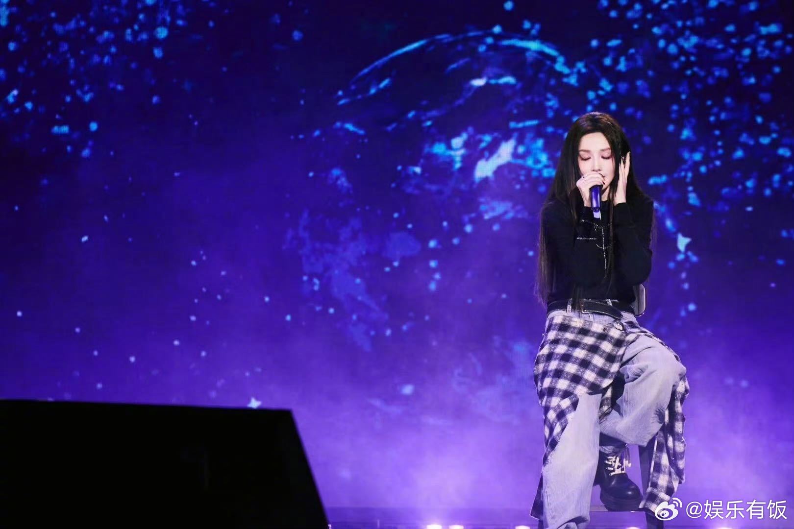 彭小苒自嘲吃梁静茹，生日会连唱8首歌熬夜彩排