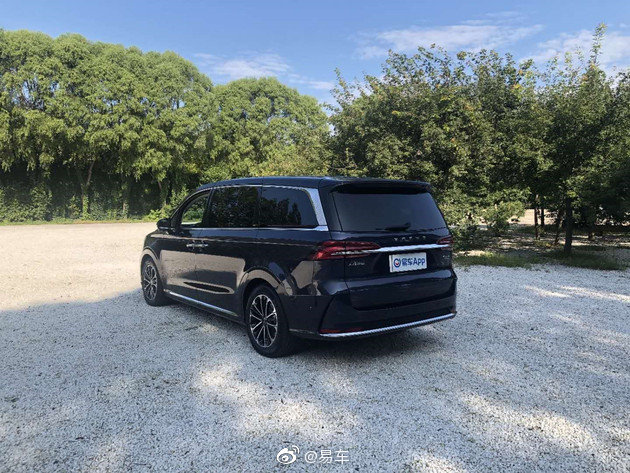 荣威iMAX 8实车亮相 品牌首款MPV