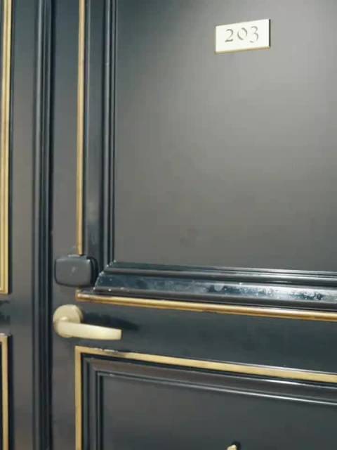 周翊然巴黎时装秀前造型揭秘，法式衬衫获编辑推荐