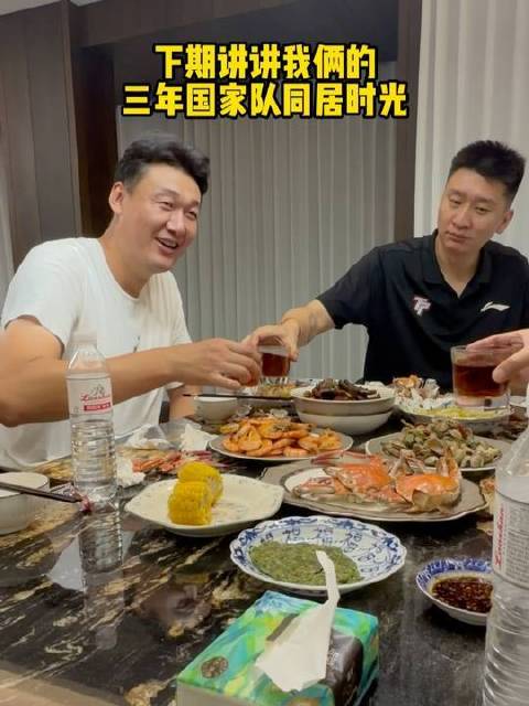 谁能想到，我俩竟凑在一起钻研厨艺！球场上的较量暂停，厨房里的比拼正式开场