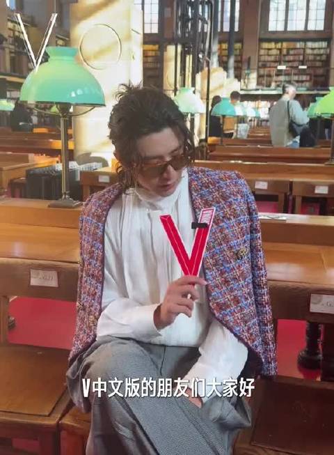 蔡徐坤现身Valentino大秀，挑选演唱会造型