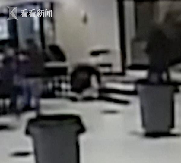 美国一学校食堂发生冲突 女学生被警察跪压在地休闲区蓝鸢梦想 - Www.slyday.coM 美国一学校食堂发生冲突 女学生被警察跪压在地休闲区蓝鸢梦想 - Www.slyday.coM