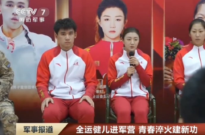 陈梦亮相CCTV7指导官兵乒乓球技术