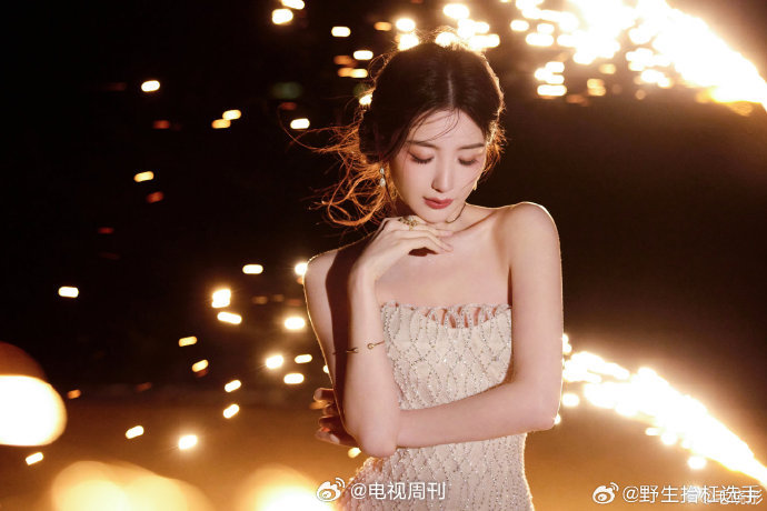 毛晓彤星光大赏未约摄影师，夜景烟花大片状态佳