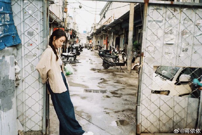 蒋依依胶片写真复刻县城文学少女形象
