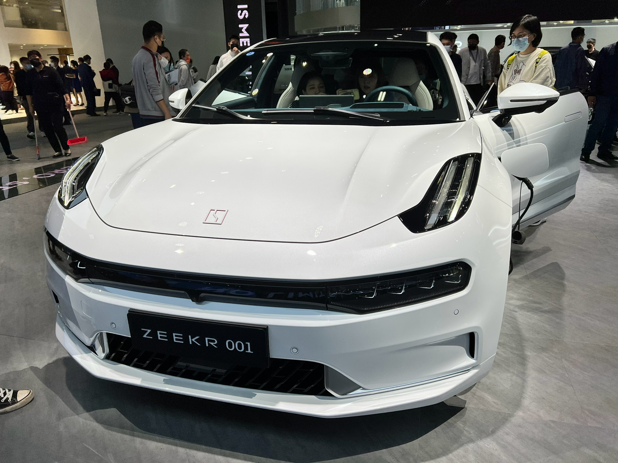 极氪 001 展台今天看到了四个色……