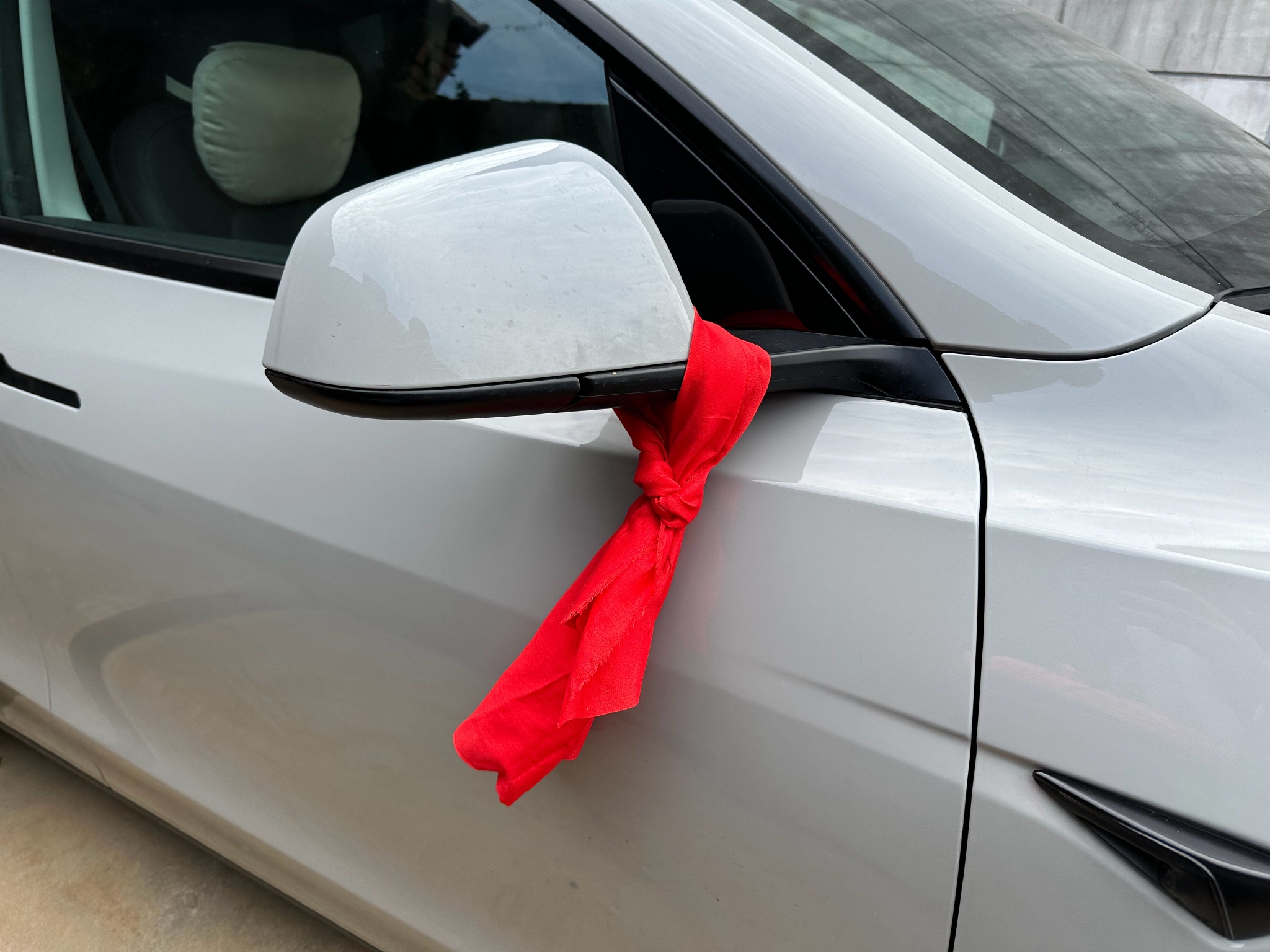 我们当地一个习俗 新车要绑上红绿色布条